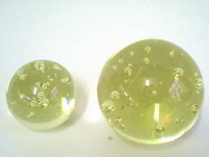 Glaskugel 90mm / 9cm, gelblich, mit Luftblschen