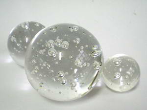 Kristall-Glaskugel 150mm / 15 cm, klar, mit vielen Luftblasen u. Boden